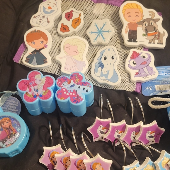 FROZEN SHOWER CURTAIN HOOKS, Body Wash, 2 Soap Holders And Bath Foam Toys - Picture 1 of 4